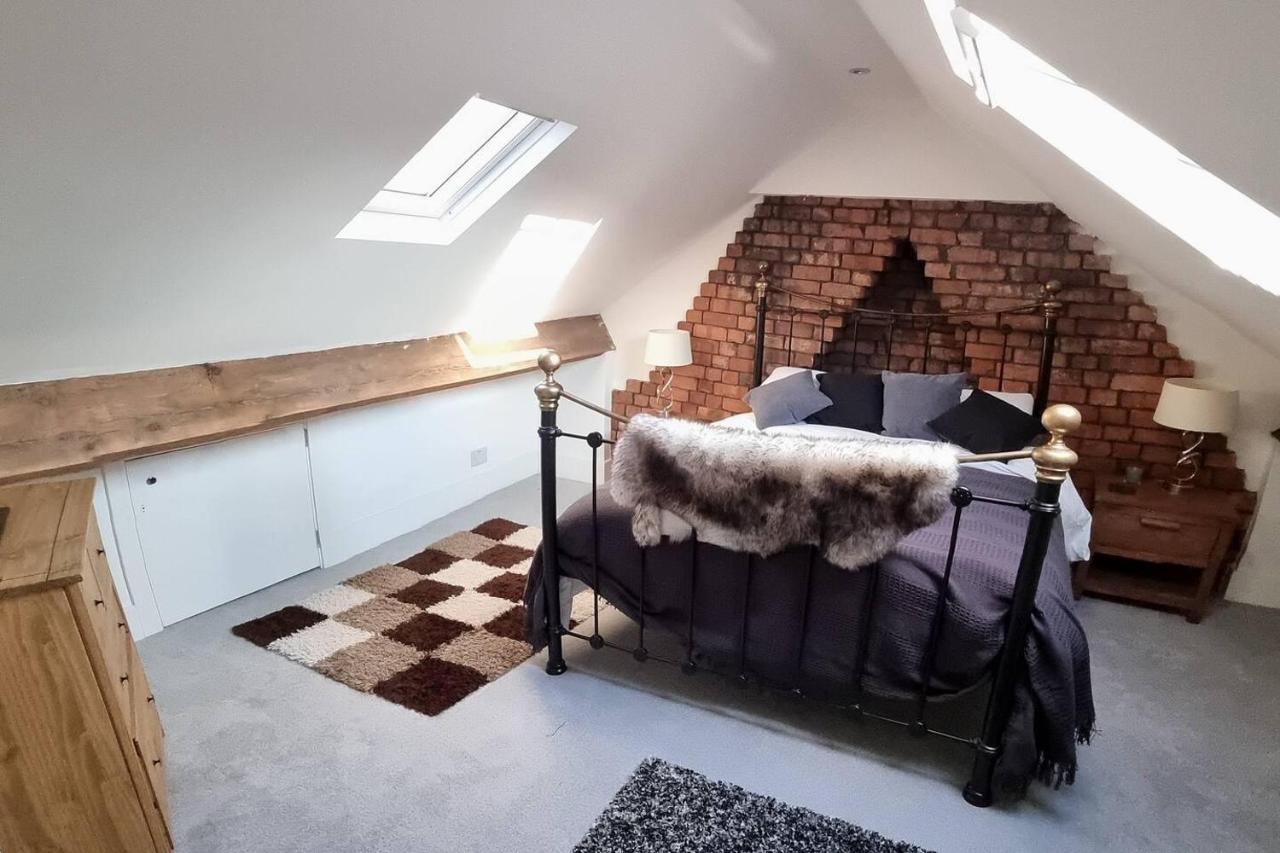Modern 4-Bedroom Townhouse With Private Garden Abertillery Екстериор снимка